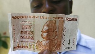 Zimbabvės bankas bazines palūkanas padidino iki 80 proc.