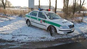 Į pakelės griovį išskriejęs policijos automobilis sugebėjo netrukus sava eiga sugrįžti arčiau važiuojamosios dalies, o vėliau ir išvažiuoti į remonto dirbtuves.