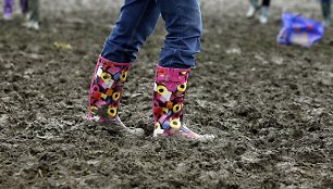 Žmonės renkasi į „Glastonbury“ festivalį.