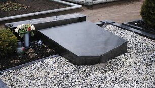 Vandalai i&scaron;vartė antkapius