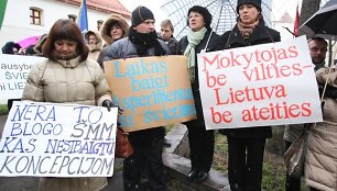 Pedagogai mitingą surengė piktindamiesi mažėjančiu finansavimu