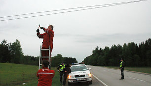 Elektrikai ruošiasi kirpti nukarusius elektros laidus