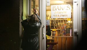 Vie&scaron;ojo maitinimo įstaigomis virtusių &bdquo;naktibarių&ldquo; veikla i&scaron; esmės nepakito &ndash; čia ir toliau galima įsigyti alkoholio, jį vartoti vietoje ar i&scaron;sine&scaron;ti. 
