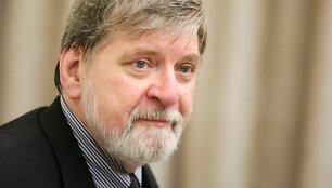 Pasak R.Sakadolskio, žiniasklaidos priemonės turi suteikti galimybę i&scaron;vadas apie apra&scaron;omą asmenį ar procesą pasidaryti pačiam vartotojui.