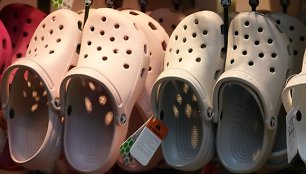 „Crocs“ avalynės klastočių prekeiviai įkliuvo Šiaulių teritorinės muitinės pareigūnams.