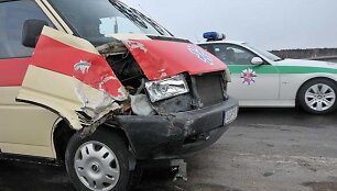 Asociatyvinė nuotr.: Į avariją patekęs ligoninės automobilis