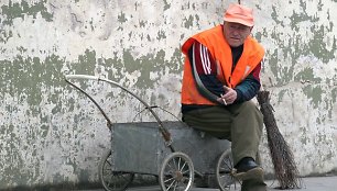 (NENAUDOKITE, NUFOTOGRAFUOTAM ŽMOGUI NEMALONU) Pašalpas išimties tvarka gausiantys ukmergiškiai privalės dirbti viešuosius darbus.