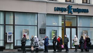 Žmonių eilė prie „Latvijas Krajbanka“ bankomato
