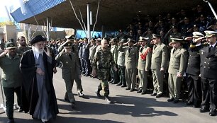 Ajatola Ali Khamenei sveikinasi su Irano kariuomenės vadais.