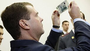 Rusijos prezidentas Dmitrijus Medvedevas Rusijos Banką ragino rečiau kaitalioti rublio kursą.