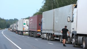 Vilkikų eilės abipus Latvijos-Rusijos pasienio driekiasi po 15 km.