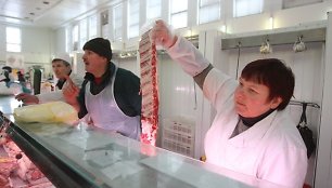 Kalvarijų turguje mėsa prekiaujanti Lionė tikino, kad turgaus prekeivius sunaikins ne konkurencija, o kasos aparatai, kurie bus privalomi nuo gegužės 1-osios.