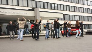 Studentai neįprastu būdu reklamavo savo renginį &bdquo;Barų vakaras&ldquo;.