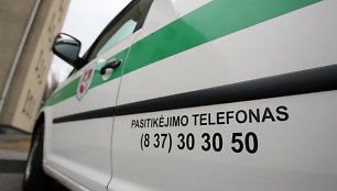 Netrukus Kaune pradės važinėti 10 naujų policijos automobilių, ant kurių nurodomas pasitikėjimo telefonas. Juo paskambinus bus galima anonimiškai pranešti apie pamatytus pažeidimus.