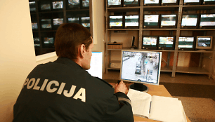 Iki tol, kol nebuvo įdarbinti neįgalieji, vaizdo stebėjimo kamerų transliuojamus vaizdus sekdavo policijos pareigūnai.