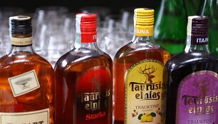 Alkoholio gamintojai jau pradėjo sėti paniką &scaron;alyje grasindami i&scaron;augsiančia nelegalių gėrimų prekyba, mažėsiančiomis biudžeto pajamomis.
