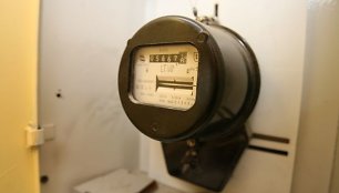 Elektrikai vilnietei elektrą atjungė tik dėl to, kad keletą metų negalėjo patekti į jos butą ir patikrinti ten esančių skaitiklių.