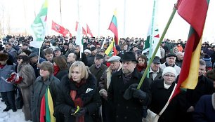 Nepriklausomybės atkūrimo 20-metį atskirai nuo valdžios švęsti panoro keli šimtai žmonių.