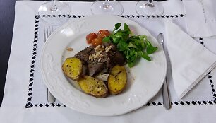 Stirniena su kedro rie&scaron;utais
