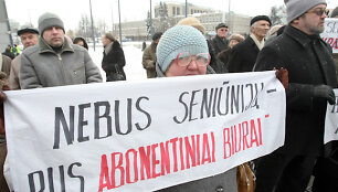 Grupė vilniečių Europos aik&scaron;tėje protestavo prie&scaron; seniūnijų naikinimą.