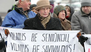 Grupė vilniečių Europos aikštėje protestavo prieš seniūnijų naikinimą.