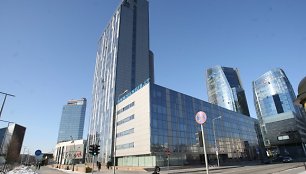 Savivaldybė kaltinama permokanti už savo dangoraižio nuomą taip siekdama paremti savo įmonę – Vilniaus vystymo kompaniją.