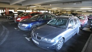 Atpiginus automobilių stovėjimą Tilto gatvės daugiaauk&scaron;tėje aik&scaron;telėje, kur nuo praėjusių metų lapkričio 1 dienos valanda kainuoja 2 Lt, automobilių padaugėjo 10-30 proc.