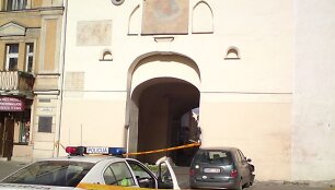 Prastai pasijutęs vairuotojas trenkėsi į Au&scaron;ros vartų arką 