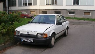 Sveiki,  nuo pavasario automobilis Ford Escort stovi puslaidininkių fizikos instituto teritorijoje. Jis &scaron;iek tiek apdaužytas ir niekam nereikalingas, nes taip ir nepajudėjo i&scaron; vietos. Pra&scaron;ome pagelbėti, nes policija į mūsų pra&scaron;ymą neatsižvelgė. 