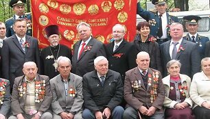 V.R.Gritėnas (trečias i&scaron; kairės) užsitraukė nemalonę nusifotografavęs prie Sovietų Sąjungą &scaron;lovinančios vėliavos.