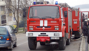 Ugniagesių automobiliai įvykio vietoje