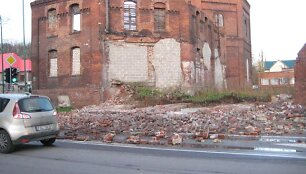 Nugriuvusi Klaipėdos Dujų fabriko siena