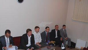 Kaltinamųjų &scaron;e&scaron;etas teisiamųjų suole (i&scaron; kairės): R.Pogorelovas, A.Grigalauskas, R.Macas, P.Čiapas, M.Romanovskis, A.Urbonas.