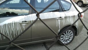 &Scaron;is taip suniokotas gelsvas 2009 metais pagamintas &bdquo;Subaru Impreza&ldquo; universalas stovėjo pačiame Vilniaus centre, Barboros Radvilaitės gatvėje.