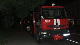 Ugniagesių virve pavyko &scaron;unelį apri&scaron;ti, kad nepabėgtų. 