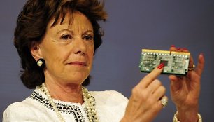 ES konkurencijos komisarės Neelie Kroes rankose – „Intel“ mikroschema.