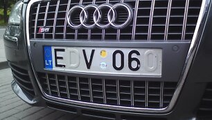 &bdquo;Audi S8&ldquo; su keistai užmaskuotu valstybiniu numeriu.