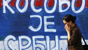 Užra&scaron;as Belgrade ant sienos skelbia: &bdquo;Kosovas yra Serbija&ldquo;.