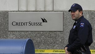 Niujorko policininkas &scaron;alia aptverto &Scaron;veicarijos banko &bdquo;Credit Suisse&ldquo;