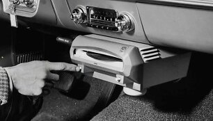 Norelco Auto Mignon buvo integruotas su automobilinėmis kolonėlėmis ir buvo labai kompakti&scaron;kas, bet nebuvo kur sudėti plok&scaron;telių (gamintojo nuotrauka).
