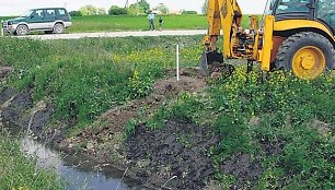 Vos išvalyti melioracijos grioviai tuojau pat vėl uždumblėja, nes daug kaimų gyventojų į juos išleidžia buitines nuotekas.