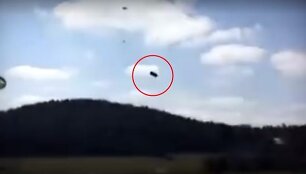 Į žemę tuoj besitrenksiantis &bdquo;Humvee&ldquo;