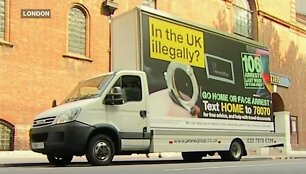 Reklaminiai plakatai skelbia: &bdquo;Go home or face arrest&rdquo; (&bdquo;Važiuok namo arba būsi suimtas&ldquo;) 