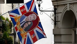 Jungtinė Karalystė &scaron;venčia princo Harry ir Meghan Markle sūnaus gimimą 