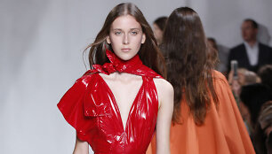 &bdquo;Calvin Klein&ldquo; 2018 m. pavasario ir vasaros kolekcijos modelis