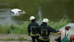 Automobilis upėje