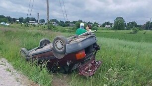 Apverstas senolio &bdquo;Audi 80&ldquo; įvykio vietoje