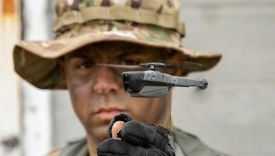 &bdquo;FLIR Black Hornet&ldquo; bepilotė skraidyklė