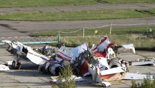 Lenkijos prezidento Lecho Kaczynskio lėktuvo nuolaužos, surinktos į vieną vietą Smolensko aerodrome