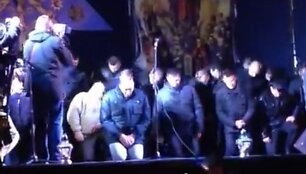 Pareigūnai atsiklaupę pra&scaron;o atleidimo